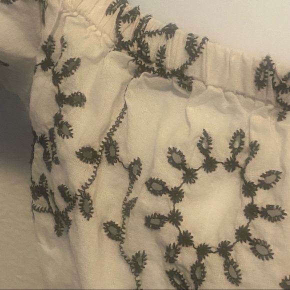 GUESS White & Black Eyelet Short Sleeve Crop Top Sz Small - Picture 2 of 4